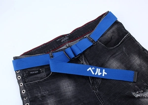 Vue détaillée d'une ceinture en toile bleue avec texte blanc et boucle métallique à double anneau