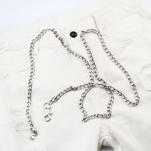 Chaîne de pantalon en métal argenté avec maille gourmette et pendentif smiley cool