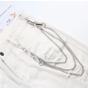 Dettaglio della catena per pantaloni a tre strati in metallo argento con moschettoni
