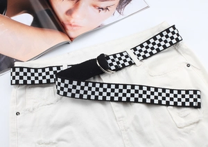 Détail d'une ceinture en toile à carreaux avec boucles à double anneau en D sur denim