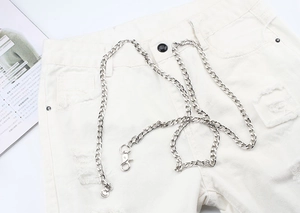 Chaîne de pantalon argentée avec fermoir mousqueton et pendentif smiley sur jean