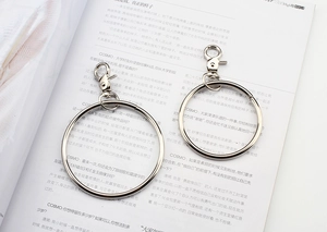 Ensemble de porte-clés à double anneau métallique et mousquetons sur une page de magazine