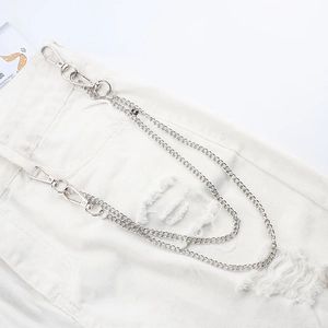 Catena per pantaloni a tre strati in metallo argento con moschettoni su jeans