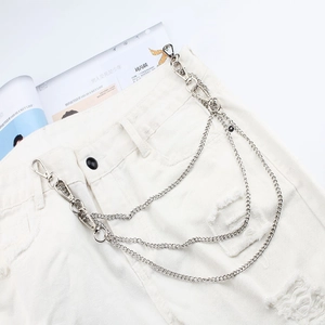 Dettaglio della catena per pantaloni a tre strati in metallo argento con moschettoni