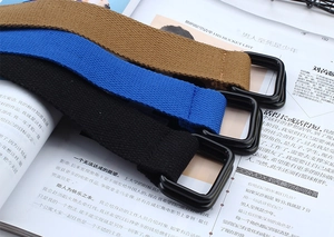 Détail de ceintures en toile de nylon kaki, bleu et noir avec boucles en D en métal mat