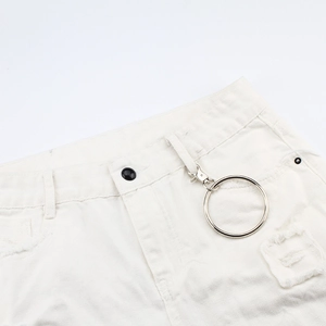 Chaîne de taille hip hop double couche avec anneaux métalliques sur short denim blanc
