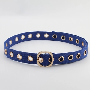 Détail d'une ceinture en toile bleu marine avec double rangée d'œillets dorés