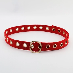 Ceinture tendance en toile rouge avec œillets dorés et boucle carrée en métal doré