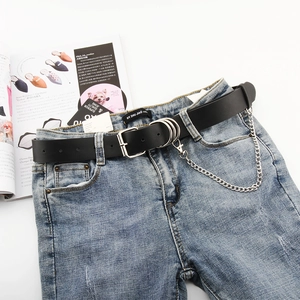 Schwarzer Punk-Ledergürtel mit Silberketten und quadratischer Schnalle auf Jeans