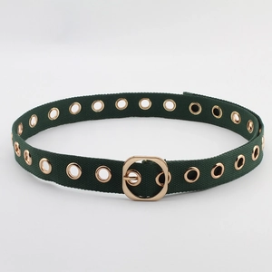 Détail d'une ceinture en toile vert foncé avec œillets dorés et boucle en D