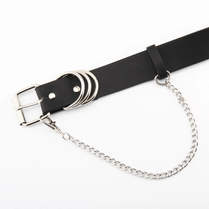 Punk-Stil schwarzer Ledergürtel mit silbernen D-Ringen und einer hängenden Metallkette