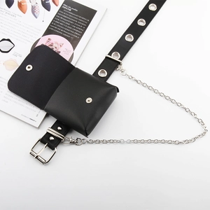 Détail d'un sac ceinture punk en cuir PU noir avec œillets argentés et chaîne métallique