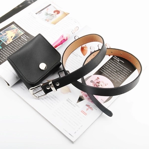 Détail d'une ceinture punk en cuir noir avec boucle argentée et petite pochette amovible