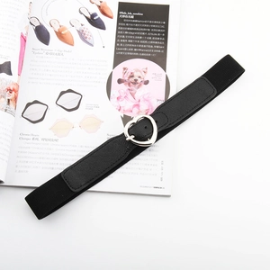 Détail d'une ceinture élastique fine avec boucle cœur argentée sur un magazine de mode