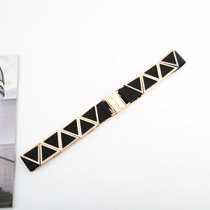 Ceinture élastique noire avec accents métalliques triangulaires dorés et boucle rectangulaire