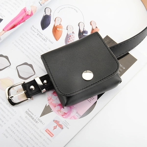 Détail d'un sac ceinture en cuir PU noir minimaliste avec boucle et pochette carrée