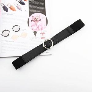 Détail d'une ceinture élastique pour femme avec boucle ronde et finitions en cuir grainé