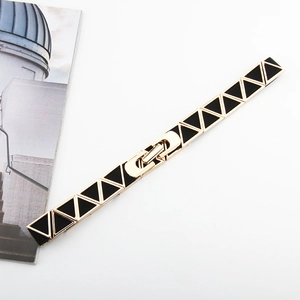Ceinture fine pour femme avec boucle triangulaire dorée et motifs géométriques