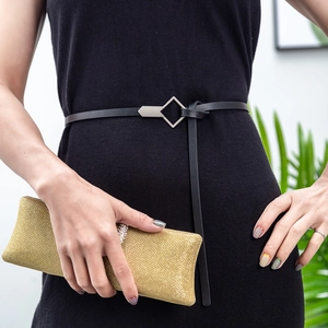 Cintura sottile in pelle nera con fibbia a triangolo argento e borsa pochette glitter