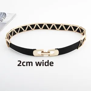 Détail d'une ceinture élastique noire de 2cm avec des ornements triangulaires dorés