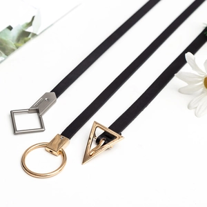 Collezione di cinture in pelle con fibbie metalliche geometriche oro e argento