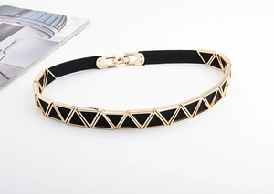 Ceinture pour femme avec cadres triangles dorés et bande élastique noire chic