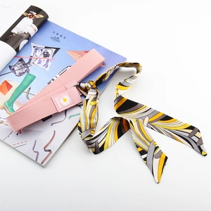 Ceinture tressée rose avec écusson marguerite et détail foulard en soie chic
