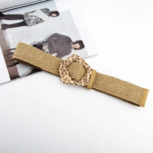 Cintura intrecciata bohémien kaki chiaro con fibbia in resina maculata leopardata chic