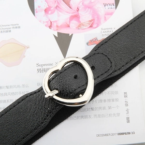 Ceinture noire pour femme en cuir texturé avec boucle argentée polie en forme de cœur