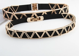 Détail de la ceinture élastique avec boucle triangle dorée et design géométrique moderne