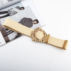 Dettaglio della cintura intrecciata beige con fibbia leopardata e accenti in ecopelle