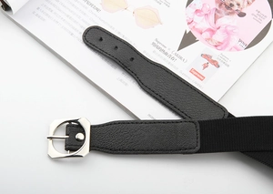 Détail d'une ceinture élastique tressée noire avec boucle métallique octogonale argentée