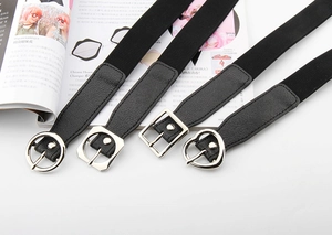 Détail de quatre ceintures élastiques noires avec boucles ronde, octogonale, carrée et cœur