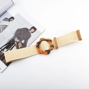 Cintura boho in paglia da donna con fibbia a fiore tartarugata su sfondo bianco