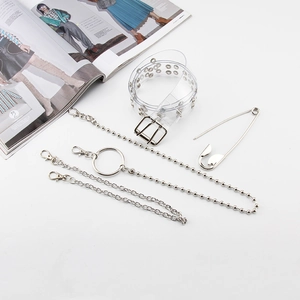 Cintura punk trasparente in PVC con occhielli in metallo, catene d'argento e spilla grande