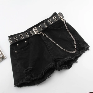 Ceinture punk à double œillets avec chaîne métallique sur short en jean noir