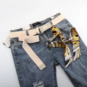 Détail de l'imprimé marguerite sur la ceinture en toile avec boucle double anneau en D