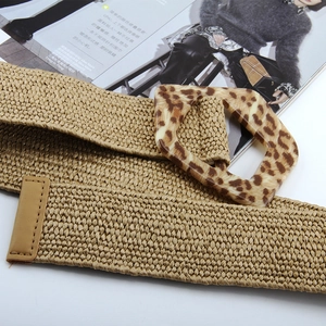 Dettaglio della cintura intrecciata bohémien con fibbia quadrata in resina leopardata