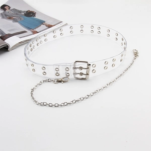 Dettaglio cintura punk in PVC trasparente con doppi occhielli e catena in metallo rimovibile
