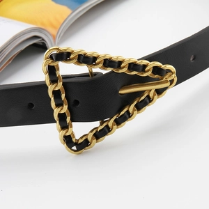 Fine ceinture en cuir noir ornée d'une boucle triangulaire dorée tressée vintage