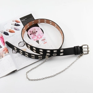 Détail de ceinture punk à double œillets avec chaîne en métal et boucle à deux ardillons
