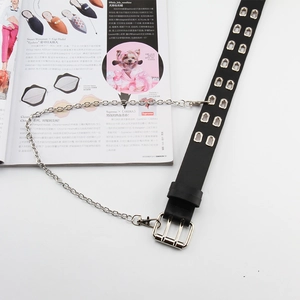 Ceinture punk noire à doubles œillets avec chaîne en métal sur magazine de mode