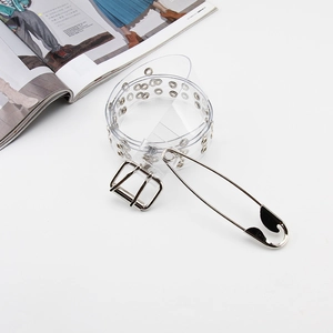 Cintura punk in PVC trasparente con doppi occhielli e grande ciondolo a spilla argento