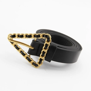 Vue détaillée d'une ceinture en cuir noir avec boucle dorée en forme de triangle