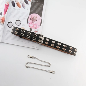 Ceinture punk noire à double œillets avec chaîne métallique sur fond minimaliste