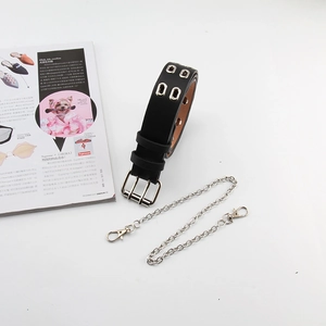 Détail de ceinture punk noire à doubles oeillets avec chaîne métallique amovible