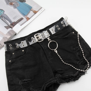 Dettaglio della cintura punk in PVC trasparente con doppi occhielli e catene metalliche