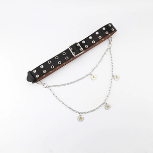 Nahaufnahme eines Punk-Gürtels mit Doppelösen und Gänseblümchen-Metallkette als Detail