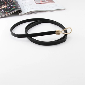 Ceinture fine en cuir noir pour femme avec boucle crochet dorée au design minimaliste chic