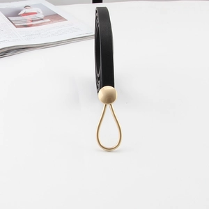 Ceinture fine en cuir noir minimaliste avec boucle dorée en forme de goutte d'eau